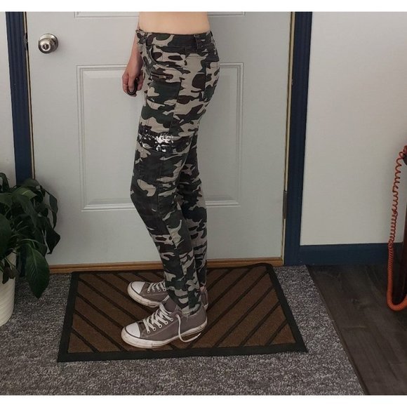 No Boundaries Camo Cargo Skinny Jeans - Picture 2 of 5